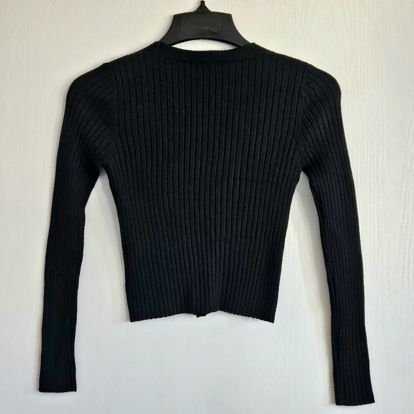 Black Ribbed V-neck Button-Up Cardigan - Picture 2 of 7